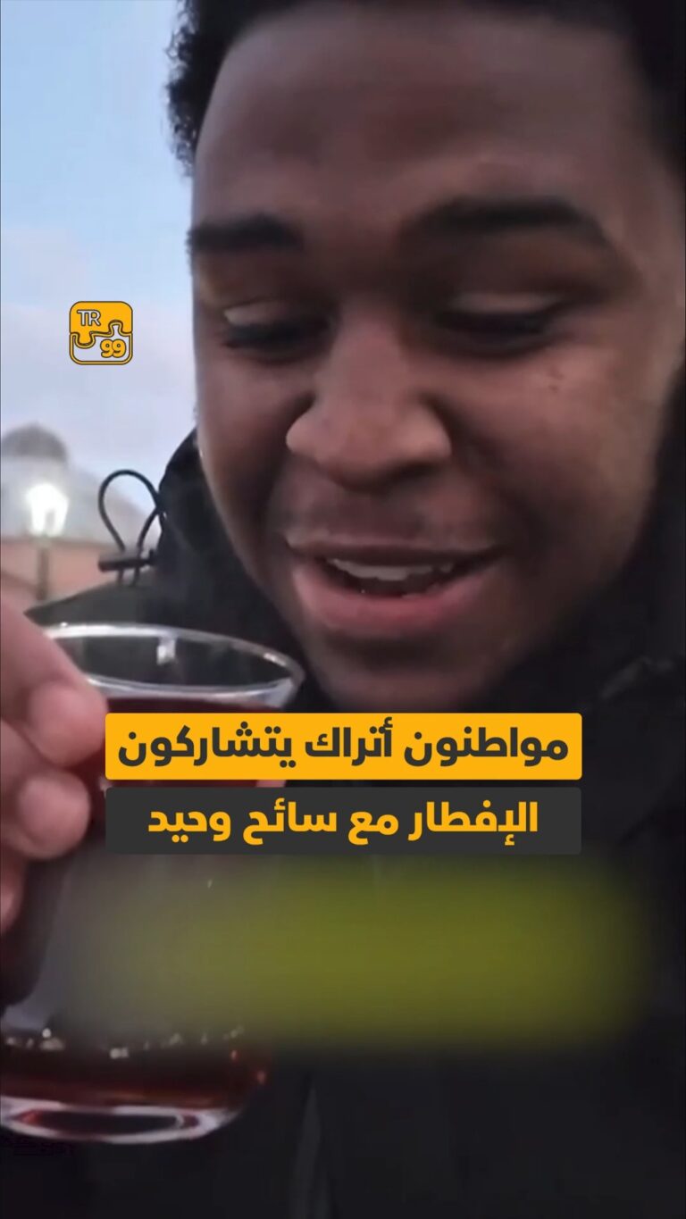 مواطنون أتراك يتشاركون الإفطار مع سائح وحيد